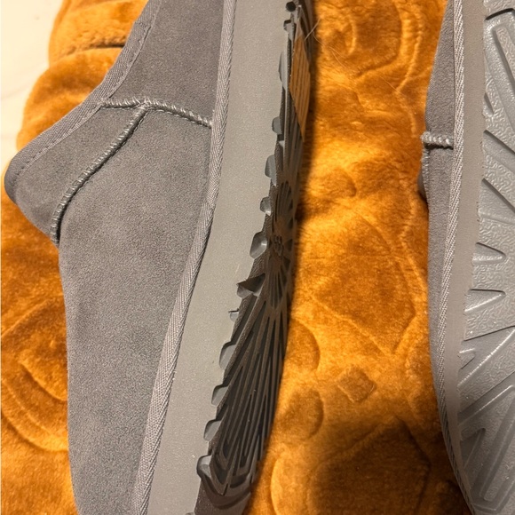 UGG Classic Women’s Slipper (Grey) - Picture 3 of 5